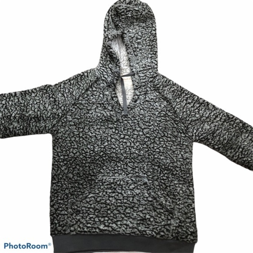 💥💥 SALE! 5 / $25 💥💥 Altar’d State shaggy hooded sweater